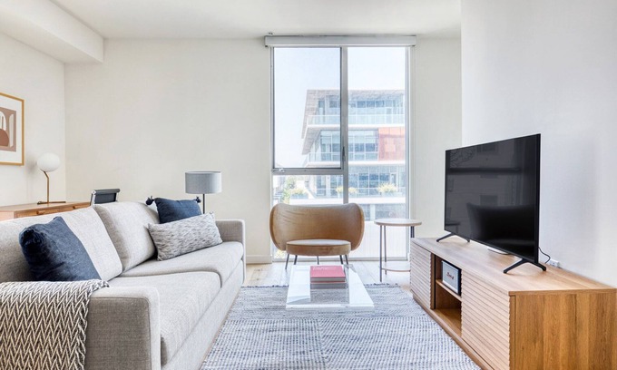Melrose Apartamento | Premium West Hollywood 1BR w/ BBQ, Pool, Gym, W/D near TJ, by Blueground