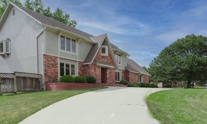 Overland Park Casa | Presidential Home with 1 Gig Wifi / Fenced Yard / Sauna