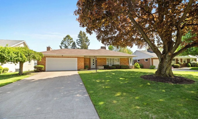 Erie Casa | Presque Isle Gateway: Cool 60s Ranch, 3 BR, 3 Bath, minutes from beach and shops