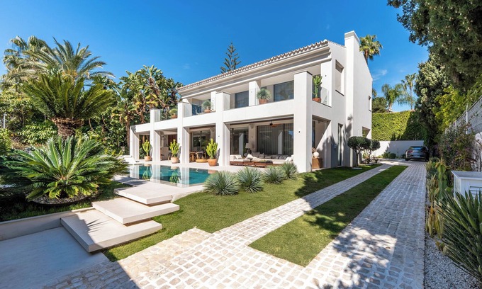 Marbella Villa | Prestigious 6 Bedrooms Villas with Sea Views
