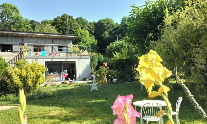 Cloyes-les-Trois-Rivieres Chalet De Esquí | Pretty cottage on the Loir riverfront nestled in a green setting, not overlooked