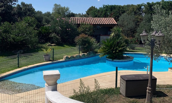 Lancon-Provence Casa | Pretty 200 m2 villa on wooded grounds with swimming pool and fully equipped pool house
