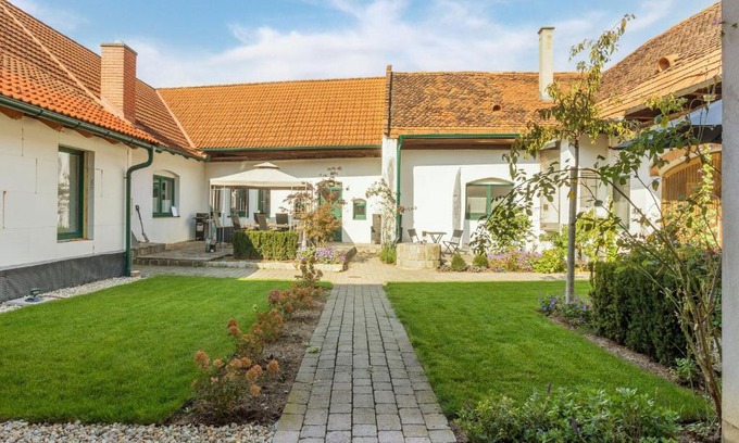 Loipersdorf bei Fuerstenfeld Apartamento | Pretty holiday apartment on a farm near F rstenfeld