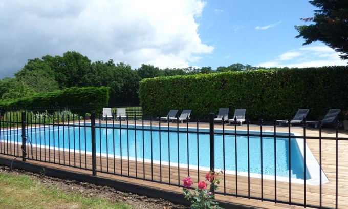 Allemans Cabaña | Bonita casa de campo en un pequeño complejo de dos cabañas con gran piscina cerrada