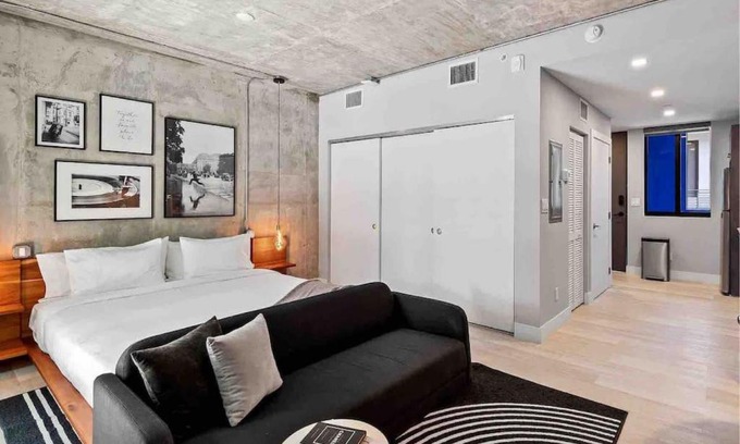 Flagler Village Apartamento | Pretty Rola 202 Modern Industrial Apt w King Bed