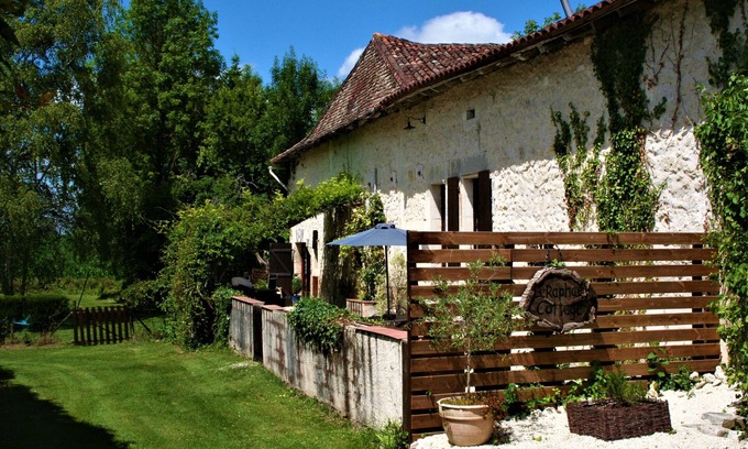 Saint-Paul-Lizonne Cabaña | LeRaphael es una hermosa casa de campo de piedra con piscina climatizada y terapias holísticas