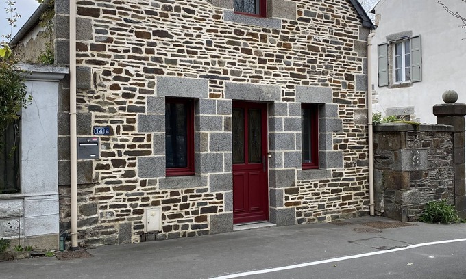 Dol-de-Bretagne Casa | Pretty town house ideally located 5 minutes' walk from the station.
