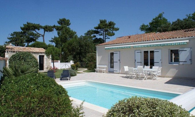 Le Grand-Village-Plage Villa | Bonito chalet con piscina climatizada, al borde del bosque, cerca de la playa.