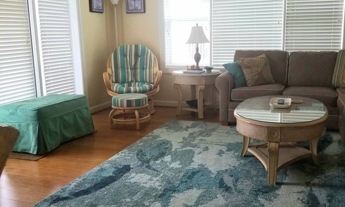 Ocean Isle Beach Condominio | "No tiene precio" Casi frente al océano, 4HAB / 4BA, actualizaciones, mascotas y descuentos!