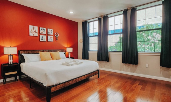 Washington Square West Apartamento | Prime / 2 King Beds / 65" TV / Jefferson Hospital
