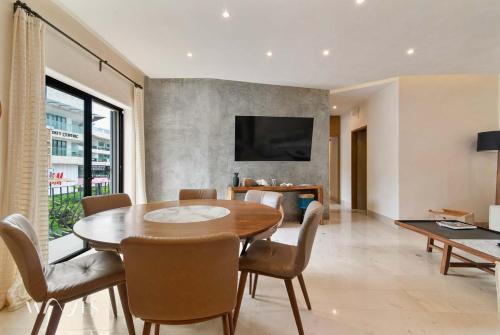 12th Street Apartamento | Prime 5th Ave Stay - 2BR with King Beds & City Views