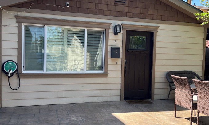 Grandview Casa | Prime Area w/ Yard ~ Close to Studios!