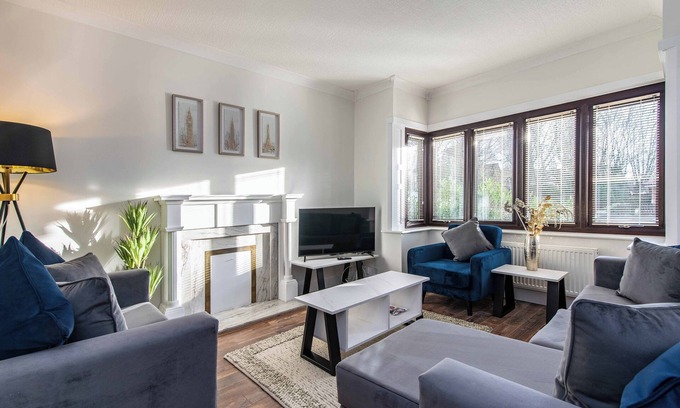 Toton Casa | Prime Beeston 3-Bed House with Driveway & Wi-Fi