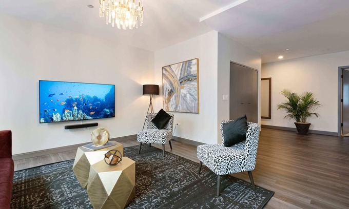 Downtown Chicago Apartamento | Urban Retreat: 2BR, Resort Amenities, Downtown