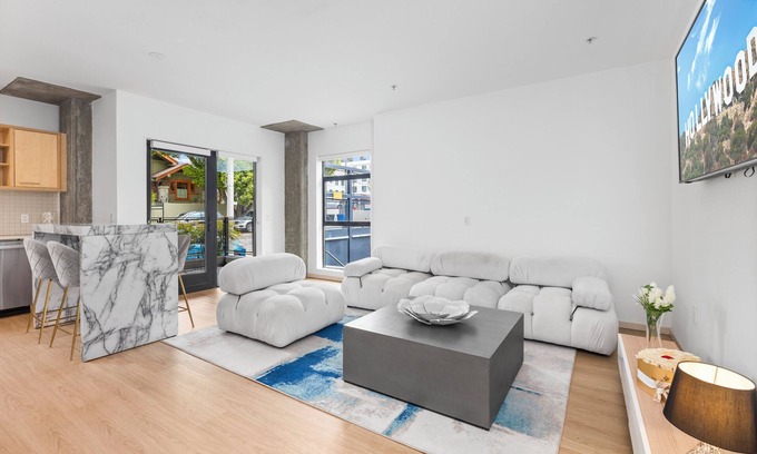 Beverly Hills Casa | Prime Hollywood Location - Pool Access + Gym