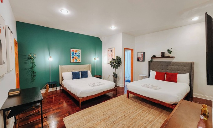 Gayborhood Apartamento | Prime/King Bed/2 En-Suite Bathrooms/65"TV