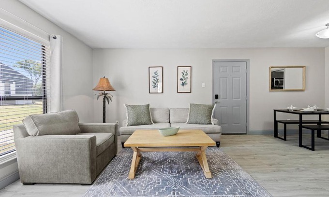 Lake Highlands Apartamento | Prime Location: 1 King Bed Apt near Major Highways & Dallas Hospitals