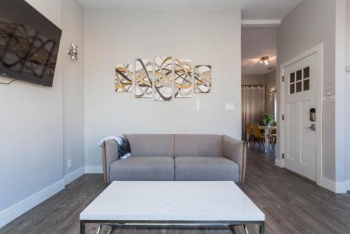 Lakeview Apartamento | Prime Location! - 1 Min Walk to Wrigley Field - 2BR Apts Perfect for CUBS PLAYOFF Fans!