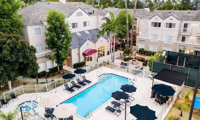 Carmel Mountain Ranch Apartamento | Prime Location! 2 Convenient Units, Pool, Onsite Parking, Free Breakfast