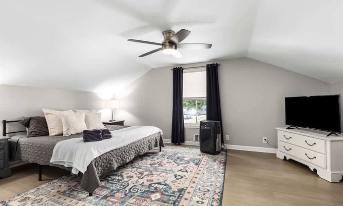 Warren Apartamento | Prime Location! 2BR, King Bed w/ Private Laundry