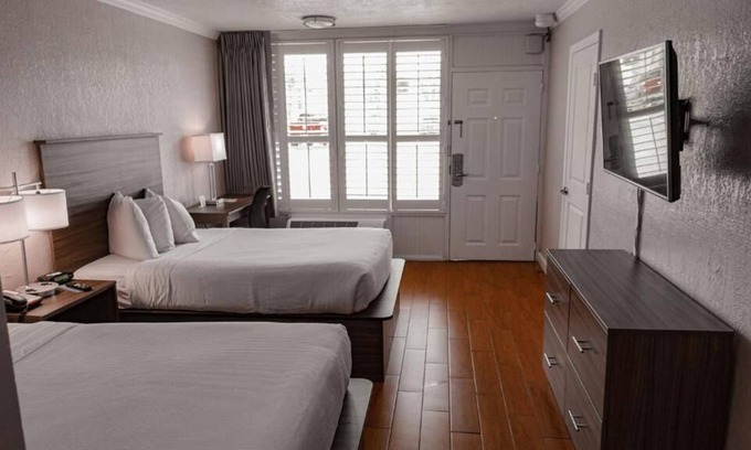 June Park Casa | Prime Location! 3 Comfortable Units, Free Parking, Near Melbourne Greyhound Park