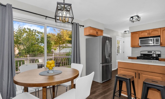 Schaumburg Casa | Prime Location, Cozy & Spacious home in Schaumburg