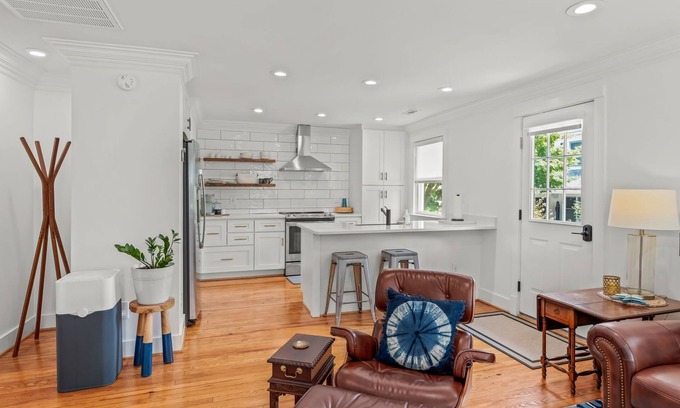High Point Casa | Prime Location, Fast WiFi, & Modern Charm - Close to HPU & Area Downtowns!