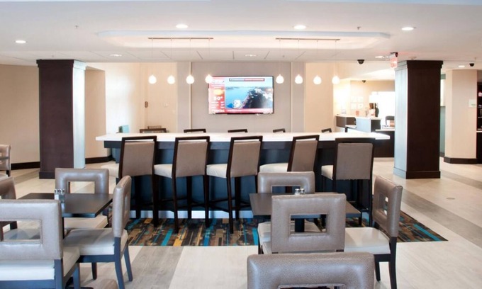 Savannah Casa | Prime Location, Free Parking, Outdoor Pool, Minutes to Florida Mall