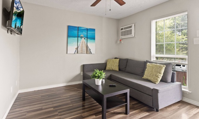 Central Arlington Apartamento | Prime Location! Less than a mile from AT&T Stadium