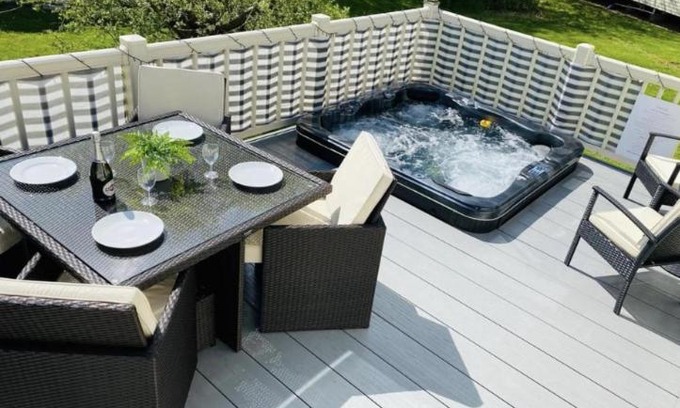 Tattershall Casa | Prime Location & Luxurious Hot Tub
