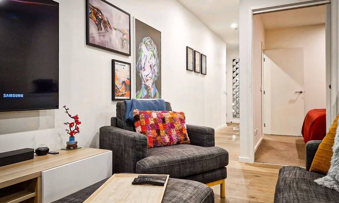Richmond North Apartamento | Prime location, modern apartment with free onsite parking!