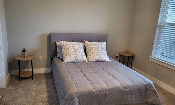 Northeast Raleigh Apartamento | Prime location near Downtown *Smart TV WIFI W/D*