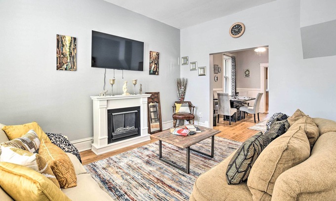 Old Town Triangle Casa | Prime Location Old Town Chicago Townhome!
