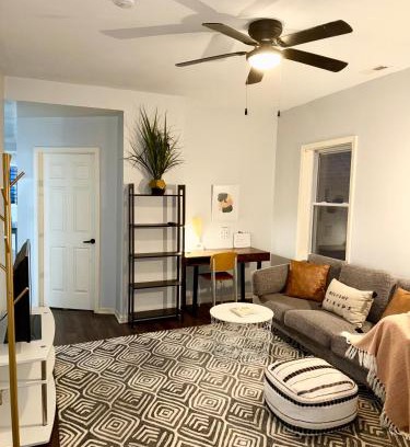Grand Boulevard Apartamento | Prime Location Retreat 4 Bedrooms w Parking