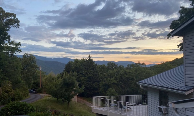 Sylva Casa | Prime Location with Scenic Views - Your Ultimate Retreat: Roamer's Respite