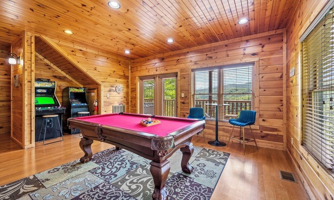 Gatlinburg Cabina | Prime Mtn View|2 Mi to DT Gburg|Hot Tub|2 King Suites|Game Room|5% Mlty Discount