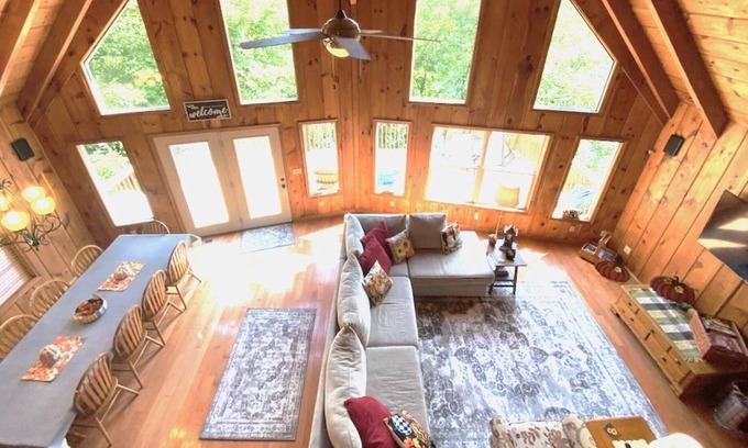 Flat Hollow Marina Cabina | Prime Norris Lakefront Cabin, Covered Dock, Hot tub, Firepit, 5 bed, 3.5 bath