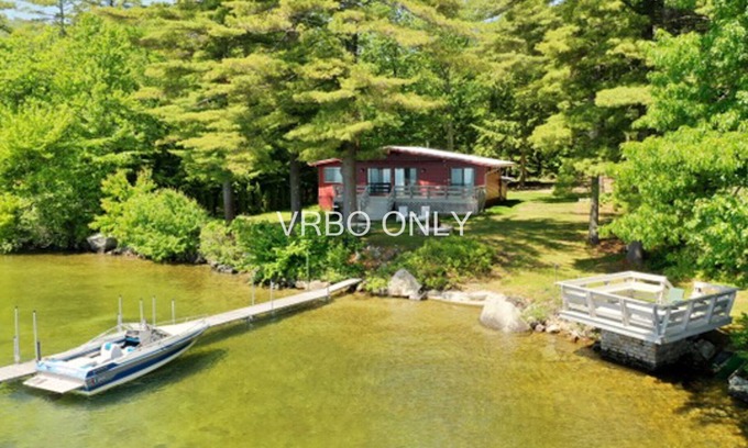 Gilford Cabaña | Excelente propiedad privada frente al mar en Winnipesaukee con amplio muelle y estacionamiento