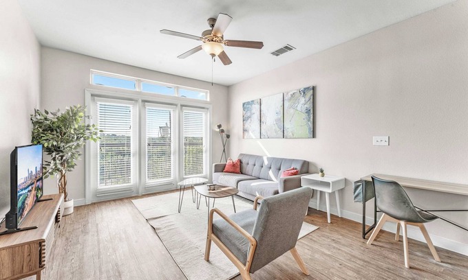 Windsor Park Apartamento | Prime SoCo 2BR King Suite w/ GymPickleballLaundry