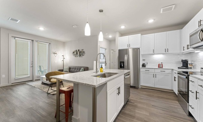 Windsor Park Apartamento | Prime Soco Charming 1BR King Suite w Pool Parking
