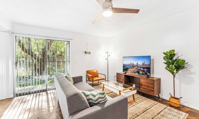 Windsor Park Apartamento | Prime SoCo charming 1BR king suite w/ pool, parking