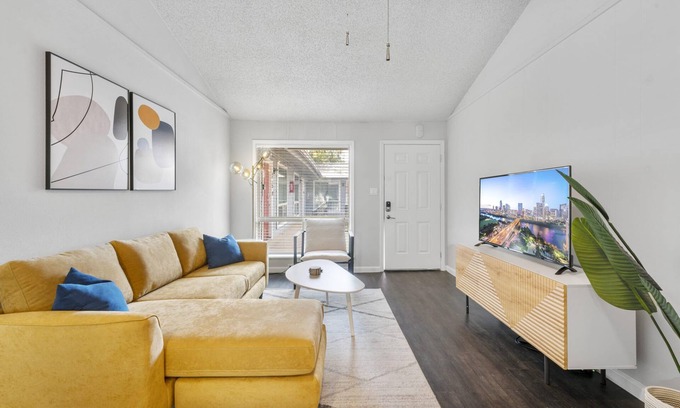 Zilker Apartamento | Prime Soco Chic 2BR King Suite w Pool Parking