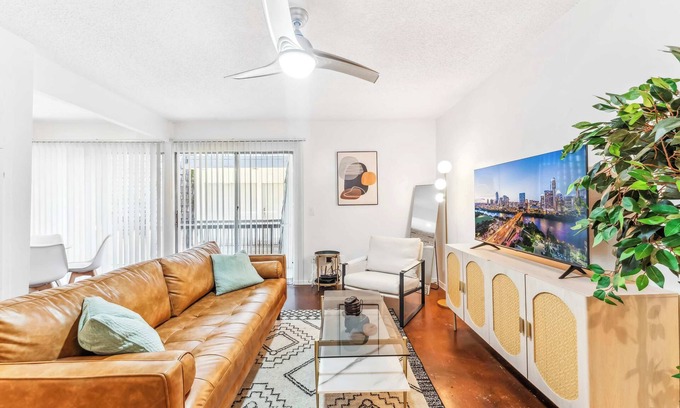Windsor Park Apartamento | Prime SoCo quaint 1BR king suite w/ pool, parking