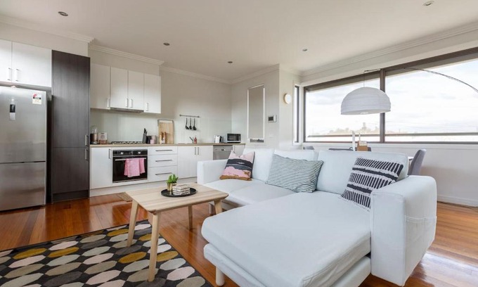 Brunswick East Casa | Primrose - Chic Mid-Century Style in Brunswick