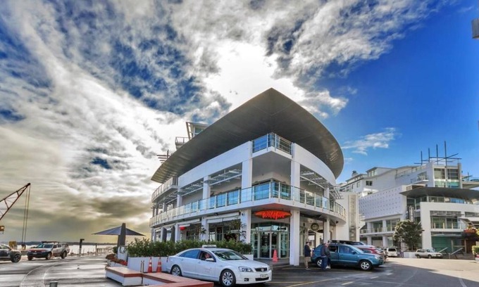 Auckland Central Business District Apartamento | Prince Wharf: Standard suite w/ Balcony, Skytower view