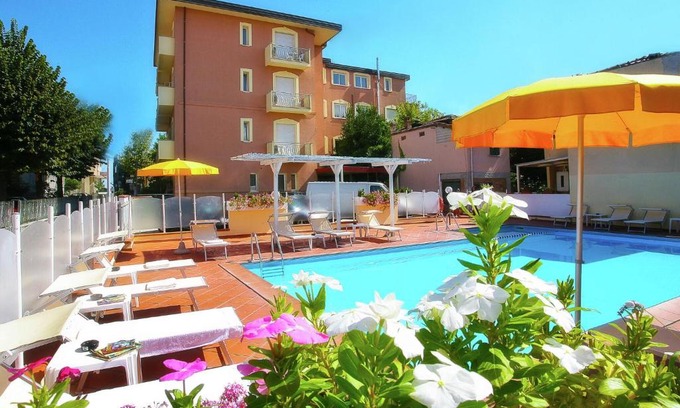 Torre Pedrera Apartamento | Princely Apartment in Torre Pedrera with Swimming Pool