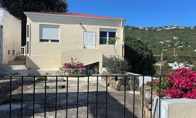 Estate Kings Quarter Apartamento | Prindsens Gade Charming 1-bedroom apartment AC, WiFi in lovely Charlotte Amalie