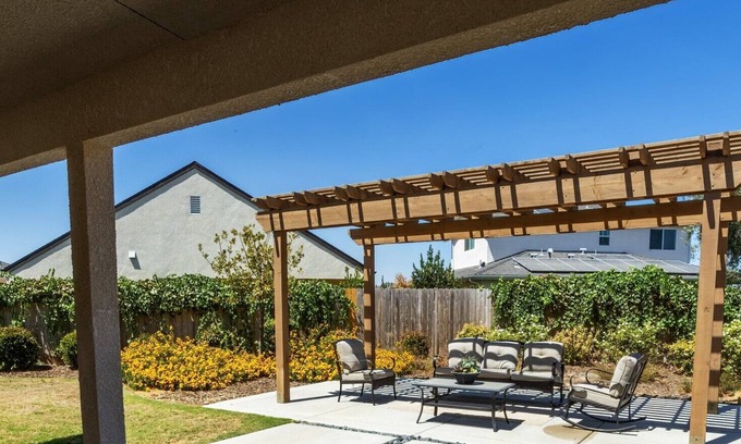 Hanford Casa | Pristine 3bed 2 bath bungalow in a safe suburban family friendly neighborhood.