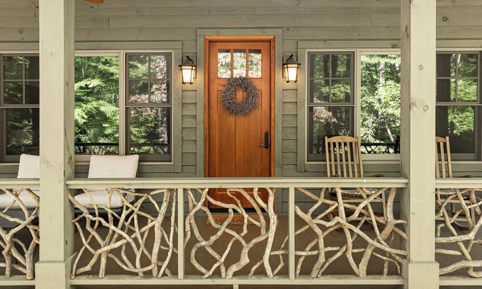 Hendersonville Casa | Pristine 4-Bd HVL/Flat Rock Retreat w/ Stream on 2 Acres