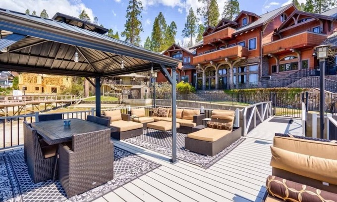Bass Lake Casa | Pristine Bass Lake Lakefront Home